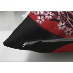 - Suet-K-5808-2 - Realhomes  Çift Taraflı Siyah ve Kırmızı Zeminde Papatya Tasarımlı Japon Kız Modern Süet Yastık Kılıfı Realhomes