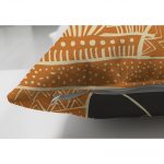 - Suet-K-5812-2 - Realhomes Çift Taraflı Başında Vazo Taşıyan Etnik Afrika Desenli Modern Süet Kırlent Kılıfı Realhomes