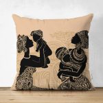 - Suet-K-5820 - Realhomes Çift Taraflı Etnik Desen Zeminli Bebekli Afrika Kadın Motifli Modern Süet Kırlent Kılıfı Realhomes