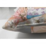 - Suet-K-5834-2 - Realhomes Çift Taraflı Japon Kültürü Zeminli Gül Tutan Japon Kadın Modern Süet Kırlent Kılıfı Realhomes