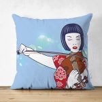 Çift Taraflı Mavi Zeminde Keman Çalan Japon Kız Desenli Dekoratif Süet Kırlent Kılıfı Realhomes