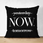 - Suet-K-6759 - Realhomes Çift Taraflı Siyah Zeminde NOW Yazılı Modern Süet Yastık Kırlent Kılıfı Realhomes