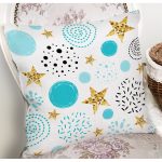 - 7017 - Realhomes  Beyaz Zeminde Mavi Puan Gold Yıldızlı Dijital Baskılı Modern Yastık Kırlent Kılıfı Realhomes