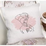 - 7092 - Realhomes Beyaz Zeminde Bayan Desenli Dijital Baskılı Modern Yastık Kırlent Kılıfı Realhomes