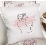 Beyaz Zeminde Bayan Desenli Dijital Baskılı Modern Yastık Kırlent Kılıfı Realhomes