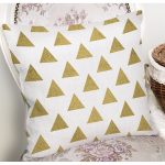 Beyaz Zeminde Gold Ucgen Detaylı Dijital Baskılı Modern Yastık Kırlent Kılıfı Realhomes