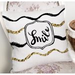 Beyaz Zeminli Gold Detayli Smile Dijital Baskılı Modern Yastık Kırlent Kılıfı Realhomes