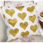 - 7138 - Realhomes Beyaz Zeminli Gold Renkli Kalp Desenli Dijital Baskılı Modern Kırlent Kılıfı Realhomes