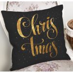 - 7148 - Realhomes Siyah Zeminde Gold Renkli Christmas Yazılı Dijital Baskılı Modern Kırlent Kılıfı Realhomes