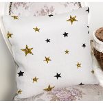 - 7154 - Realhomes Beyaz Zemin Üzerinde Gold Yıldızlı Dijital Baskılı Modern Yastık Kırlent Kılıfı Realhomes