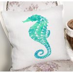 - 7231 - Realhomes Beyaz Zeminde Yeşil Renkli Deniz Atı Desenli Dijital Baskılı Modern Kırlent Kılıfı Realhomes