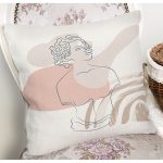 - 7419 - Realhomes Renkli Zeminde Antik Motifli Onedraw Çizim Dijital Baskılı Modern Kırlent Kılıfı Realhomes