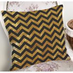 - 7549 - Realhomes Siyah Zemin Üzerinde Gold Renkli Zigzag Desenli Modern Yastık Kırlent Kılıfı Realhomes