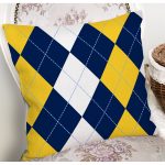 - 7636 - Realhomes Beyaz Zemin Üzerinde Baklava Desenli Dijital Baskılı Modern Yastık Kırlent Kılıfı Realhomes