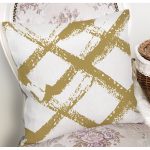 Beyaz Zemin Üzerinde Gold Renkli Geometrik Çizimli Modern Yastık Kırlent Kılıfı Realhomes