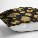 Siyah Zemin Üzerinde Gold Detayli Geometrik Çizimli Yastık Kırlent Kılıfı Realhomes