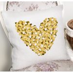 Beyaz Zemin Üzerinde Gold Detaylı Kalp Çizimli Modern Yastık Kırlent Kılıfı Realhomes
