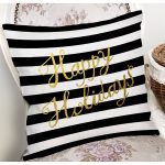 - 7696 - Realhomes Beyaz Zemin Üzerinde Siyah Çizgili Gold Yazılı Happy Holidays Yazılı Yastık Kılıfı Realhomes