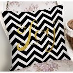 - 7700 - Realhomes Beyaz Zemin Üzerinde Gold Detaylı Siyah Zigzag Modern Yastık Kırlent Kılıfı Realhomes