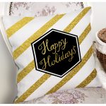 - 7701 - Realhomes Beyaz Zemin Üzerinde Gold Detaylı Happy Holidays Yazılı Yastık Kırlent Kılıfı Realhomes