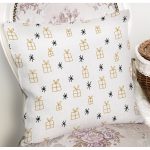 - 7721 - Realhomes Beyaz Zemin Üzerinde Gold Renkli Hediye Paketi Desenli Yastık Kırlent Kılıfı Realhomes