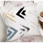 Beyaz Zemin Üzerinde Renkli Geometrik Şekilli Dijital Baskılı Modern Yastık Kılıfı Realhomes