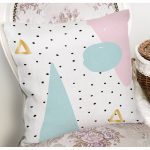 - 7785 - Realhomes Beyaz Zemin Üzerinde Renkli Modern Desenli Siyah Puantiyeli Yastık Kırlent Kılıfı Realhomes