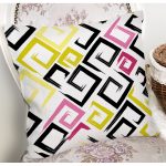 - 7806 - Realhomes Beyaz Zemin Üzerinde Renkli Modern Geometrik Desenli Yastık Kırlent Kılıfı Realhomes
