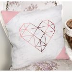 - 7962 - Realhomes Beyaz Zemin Üzerinde Geometrik Desenli Kalp Motifli Yastık Kırlent Kılıfı Realhomes