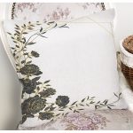 Beyaz Zemin Üzerinde Gold Detaylı Gül Motifli Dijital Baskılı Modern Yastık Kılıfı Realhomes