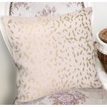 Pastel Zemin Üzerinde Gold Detaylı Geometrik Desenli Yastık Kırlent Kılıfı Realhomes