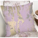 Pastel Zemin Üzerinde Gold Detaylı Geometrik Desenli Yastık Kırlent Kılıfı Realhomes