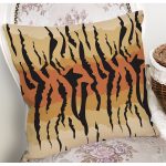 Beyaz Zemin Üzerinde Rengarenk Çiçek Desenli Yastık Kırlent Kılıfı Realhomes