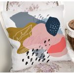 Beyaz Zemin Üzerinde Pastel Renkli Yaprak Desenli Modern Yastık Kırlent Kılıfı Realhomes