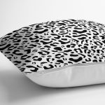 - 8102 - Realhomes Beyaz Zemin Üzerinde Siyah Renkli Geometrik Çizim Modern Yastık Kırlent Kılıfı Realhomes