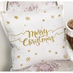- 8201 - Realhomes Beyaz Zemin Üzerinde Gold Detaylı Kartaneli Merry Christmas Yazılı Kırlent Kılıfı Realhomes