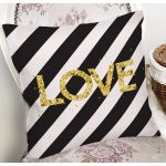- 8212 - Realhomes Beyaz Zemin Üzerinde Siyah Yatay Çizgili Gold Renkli Love Yazılı Kırlent Kılıfı Realhomes