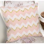 - 8213 - Realhomes Pembe Zemin Üzerinde Gold Detaylı Renkli Zigzag Desenli Yastık Kırlent Kılıfı Realhomes