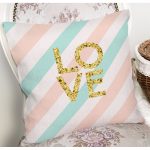 - 8219 - Realhomes  Beyaz Zemin Üzerinde Gold Detaylı Love Yazılı Dijital Baskılı Modern Yastık Kılıfı Realhomes