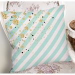 Beyaz Zemin Üzerinde Renkli Yatay Çizgili Gold Detaylı Yastık Kırlent Kılıfı Realhomes