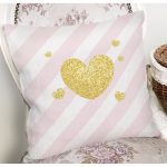 - 8239 - Realhomes  Beyaz Zemin Üzerinde Pembe Yatay Çizgili Gold Detaylı Kalp Desenli Yastık Kılıfı Realhomes