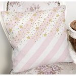 - 8244 - Realhomes Beyaz Zeminli Pembe Yatay Çizgili Gold Detaylı Yıldız Desenli Kırlent Kılıfı Realhomes