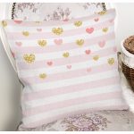 Beyaz Zemin Üzerinde Pembe Yatay Çizgili Gold Detaylı Kalp Desenli Kırlent Kılıfı Realhomes