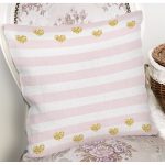 Beyaz Zemin Üzerinde Pembe Yatay Çizgili Gold Detaylı Kalp Desenli Yastık Kılıfı Realhomes