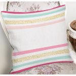 - 8249 - Realhomes Beyaz Zemin Üzerinde Renkli Yatay Çizgili Gold Detaylı Yastık Kırlent Kılıfı Realhomes