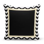 - 8251 - Realhomes Beyaz Zemin Üzerinde Gold Detaylı Siyah Zigzag Desenli Yastık Kırlent Kılıfı Realhomes