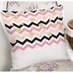- 8252 - Realhomes Beyaz Zemin Üzerinde Renkli Geometrik Zigzag Desenli Yastık Kırlent Kılıfı Realhomes