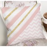 - 8260 - Realhomes Renkli Zemin Üzerinde Gold Detaylı Geometrik Çizimli Yastık Kırlent Kılıfı Realhomes