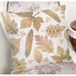 - 8264 - Realhomes Beyaz Zemin Üzerinde Gold Detaylı Yaprak Desenli Modern Yastık Kırlent Kılıfı Realhomes