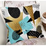 - 8276 - Realhomes Beyaz Zemin Üzerinde Gold Detaylı Geometrik Desenli Yastık Kırlent Kılıfı Realhomes